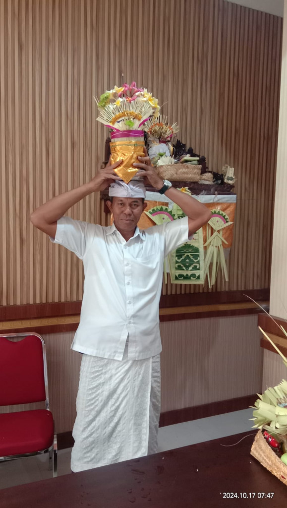 PURNAMA KAPAT, ODALAN RING PADMA KANTOR PERBEKEL MENGWITANI